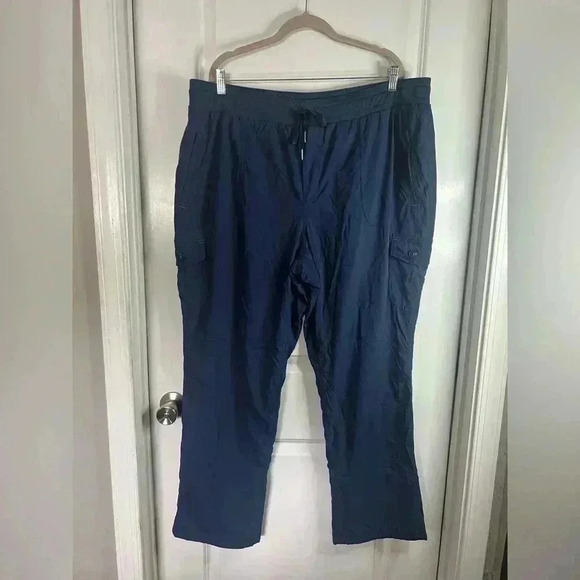 L.L. Bean Women’s Navy Water Repellant Midrise Straight Leg Comfort Trail Pants - Picture 1 of 8